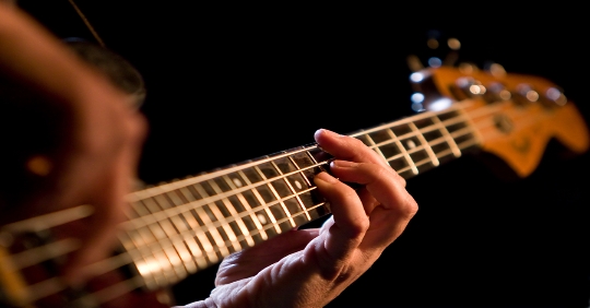 PRODUCTION OF A BASS GUITAR TRACK